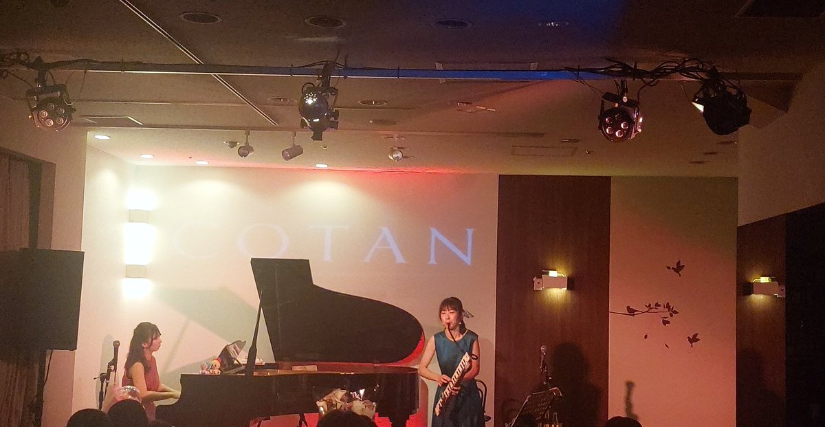 ganmi24's tweet photo. 1月21日(日)COTANにて(Piano Duet 3)ライブ見てきました。 毎回いろんな企画がありめちゃくちゃ楽しかったです。
いつの日かフル尺で歌バージョンあるのを期待してます。
#HappineSS #HpSS #HpSS_JP #ハピネス #杉村侑香 #内田美音 #PianoDuet #COTAN #御器所 #ピアノ連弾 #ピアノハーモニカ https://t.co/OSaCk9LWBh