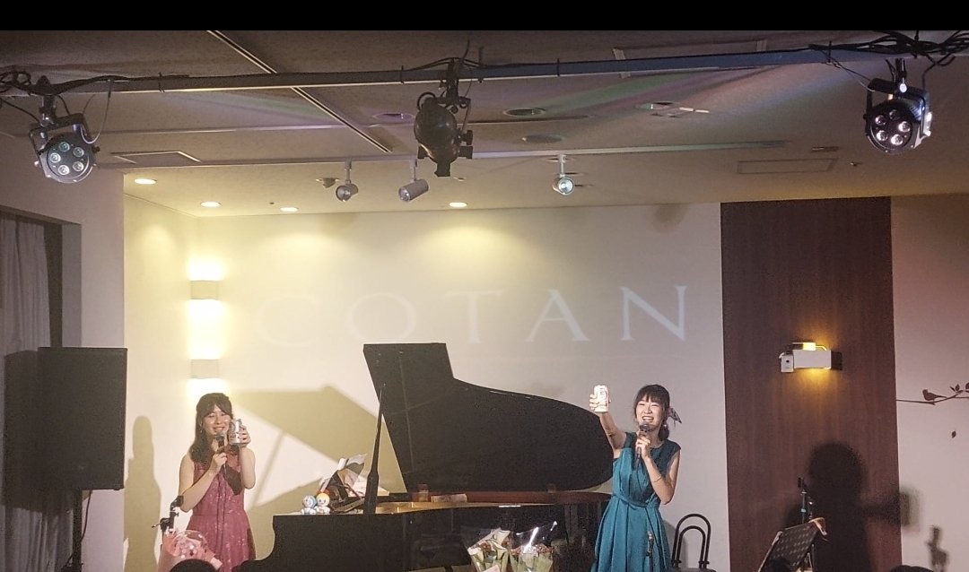 ganmi24's tweet photo. 1月21日(日)COTANにて(Piano Duet 3)ライブ見てきました。 毎回いろんな企画がありめちゃくちゃ楽しかったです。
いつの日かフル尺で歌バージョンあるのを期待してます。
#HappineSS #HpSS #HpSS_JP #ハピネス #杉村侑香 #内田美音 #PianoDuet #COTAN #御器所 #ピアノ連弾 #ピアノハーモニカ https://t.co/OSaCk9LWBh