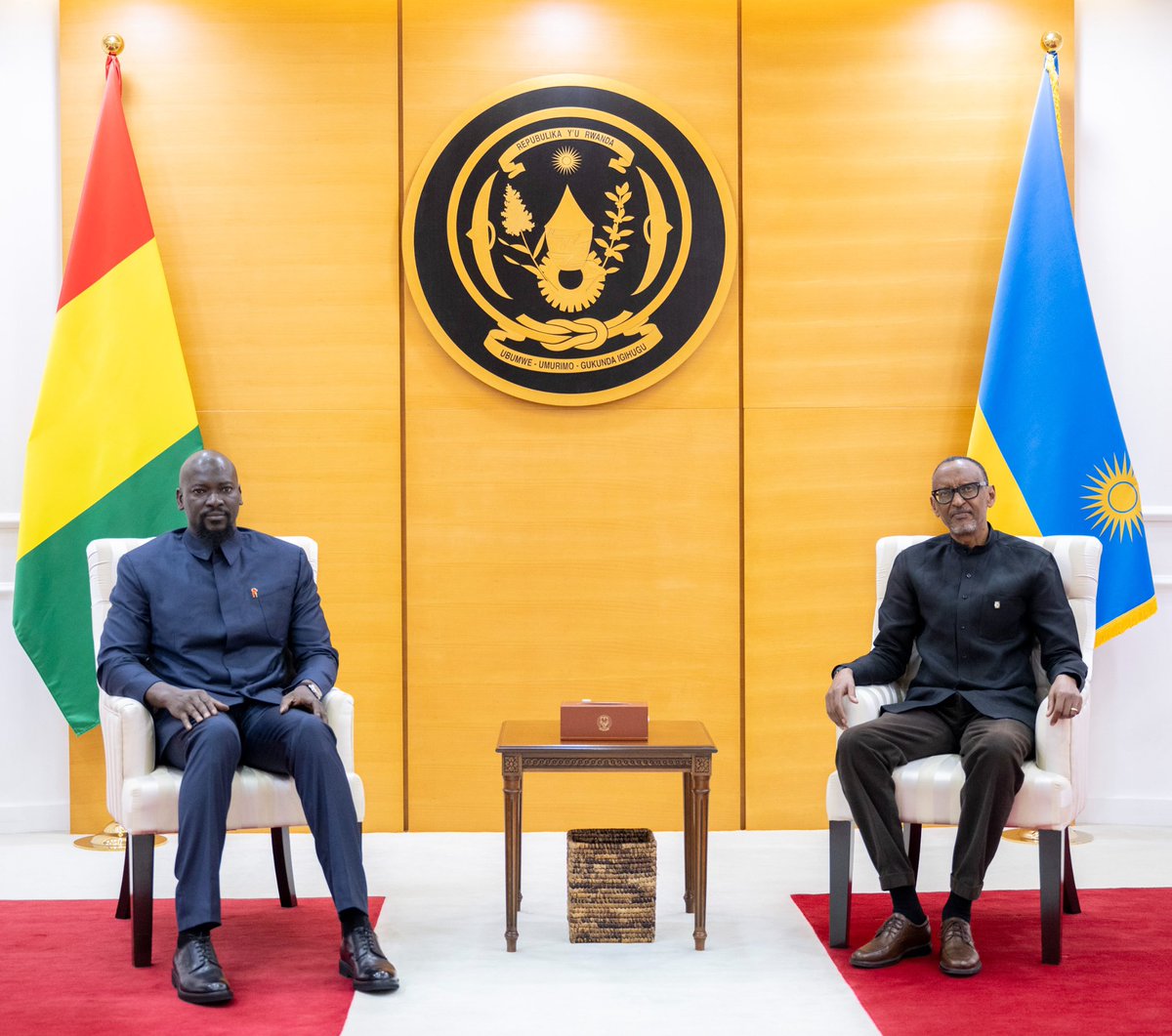 IGIHE's tweet photo. Perezida Kagame yakiriye mugenzi we wa Guinea, Perezida Mamadi Doumbouya muri Village Urugwiro, bagirana ikiganiro cyakurikiwe n'ibiganiro byahuje amatsinda y’abayobozi b’ibihugu byombi. https://t.co/flW069vskh