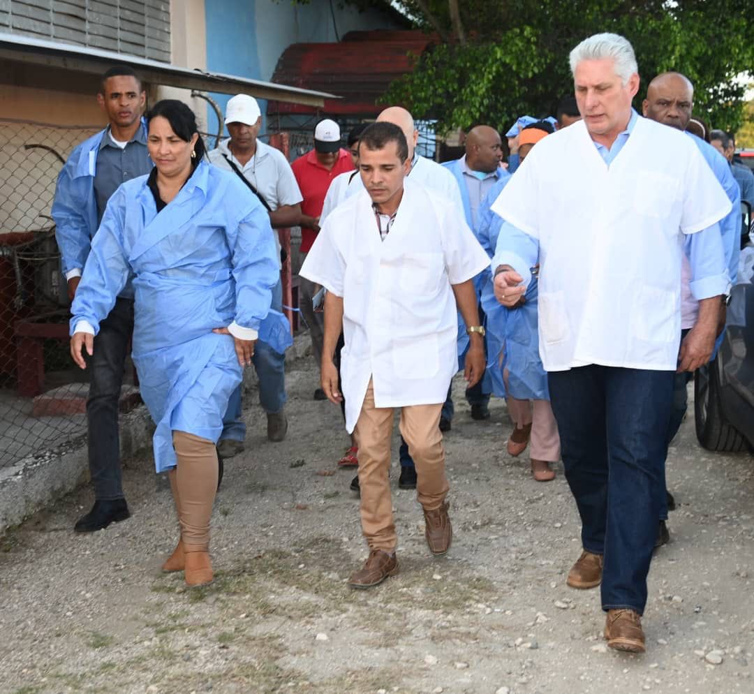 #Cuba se levanta todos los días por encima de las dificultades y crea. Lo vivimos en Maisí y Río Cauto, tierra de #GenteQueSuma, trabajadora y entusiasta. Agradezco el cariño con que nos recibieron. Energiza mucho dialogar con nuestro pueblo. Hoy seguimos en Holguín y Las Tunas.