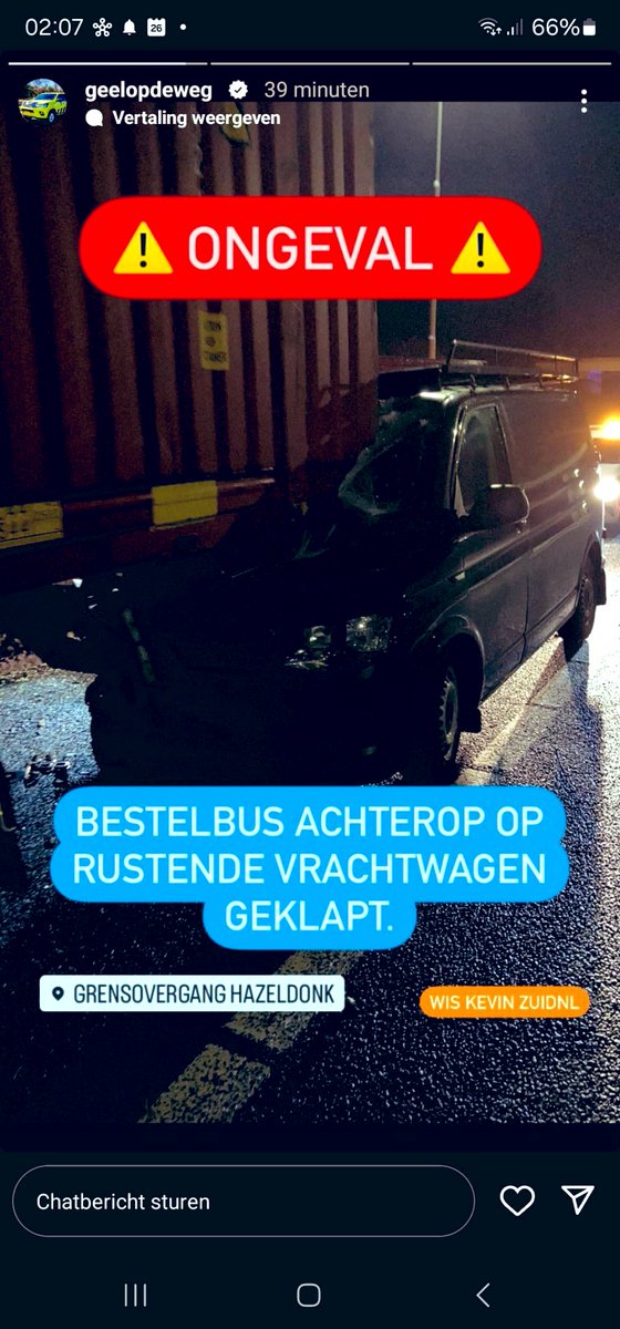 wis_robertvdA's tweet photo. Dit is nu precies de reden om vrachtwagens die op de vluchtstrook staan weg te sturen. Afgelopen nacht heeft collega weginspecteur Kevin van Instagram Geel op de weg een bestelbus onder een trailer moeten uithalen met de hulpdiensten letsel onbekend @Hazeldonk  @RWSverkeersinfo https://t.co/SZc01FhySr