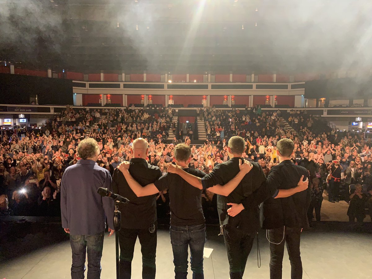 4 shows into our UK tour co headlining with @wetwetwetuk @UtilitaArenaCDF @ForumBath @birminghamsymphonyhall @IpswichRegent The Wets are a lovely lot and & the crowds have been fantastic. Playing @GatesheadSage and @liverpoolphil at the weekend. See you there! 🌻