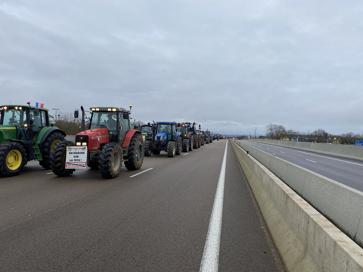 sbneveux's tweet photo. Une #mobilisation #agricole #commentcamarche?
@artepierre est à nos côtés depuis hier soir pour vivre avec nous cet événement.
Interviews de nombreux agriculteurs, découverte de l’organisation off d’une manifestation, … https://t.co/A8JtVBq4Vs