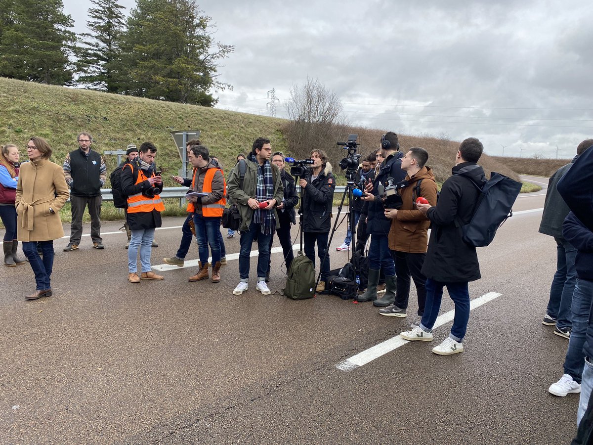sbneveux's tweet photo. Une #mobilisation #agricole #commentcamarche?
@artepierre est à nos côtés depuis hier soir pour vivre avec nous cet événement.
Interviews de nombreux agriculteurs, découverte de l’organisation off d’une manifestation, … https://t.co/A8JtVBq4Vs