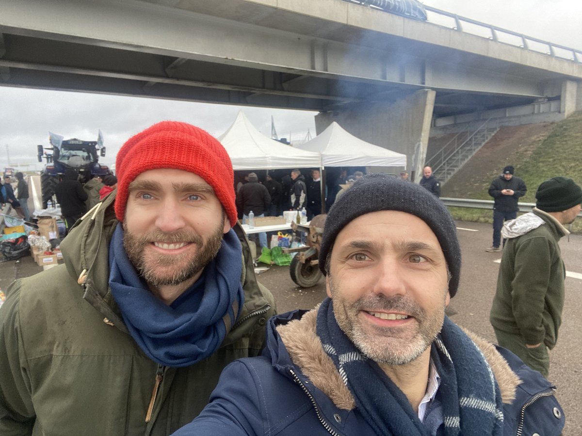 sbneveux's tweet photo. Une #mobilisation #agricole #commentcamarche?
@artepierre est à nos côtés depuis hier soir pour vivre avec nous cet événement.
Interviews de nombreux agriculteurs, découverte de l’organisation off d’une manifestation, … https://t.co/A8JtVBq4Vs