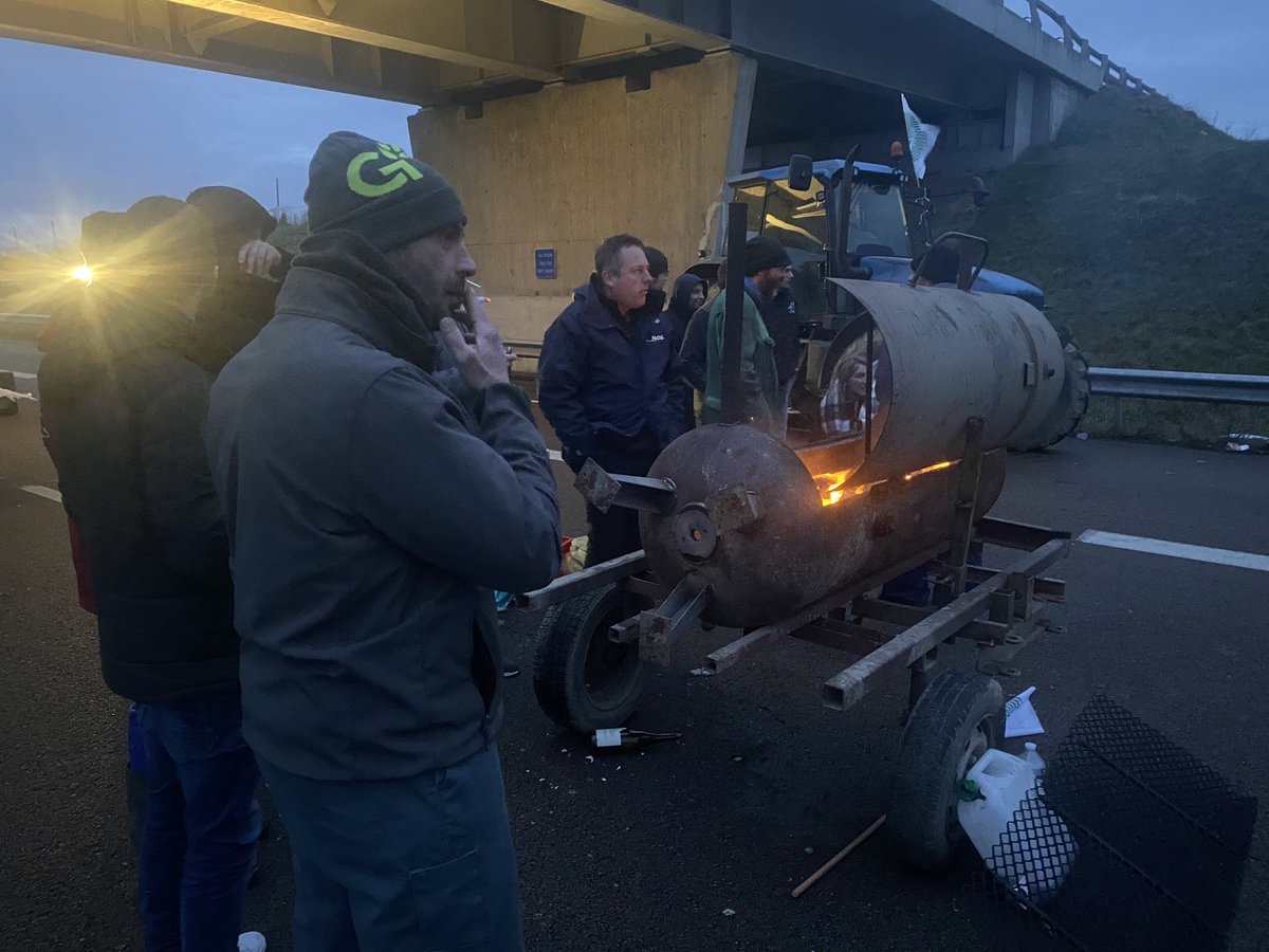 sbneveux's tweet photo. Une #mobilisation #agricole #commentcamarche?
@artepierre est à nos côtés depuis hier soir pour vivre avec nous cet événement.
Interviews de nombreux agriculteurs, découverte de l’organisation off d’une manifestation, … https://t.co/A8JtVBq4Vs