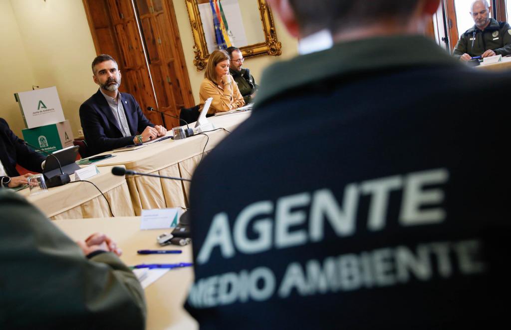 RamonFPM's tweet photo. Hoy damos a conocer a los agentes el anteproyecto de Ley de Creación del Cuerpo de @AAMM_And que llevaremos a Consejo de Gobierno en las próximas semanas para su tramitación.
Una ley que supone el respaldo institucional sin precedentes de la @AndaluciaJunta a estos profesionales. https://t.co/48BExdAmAw