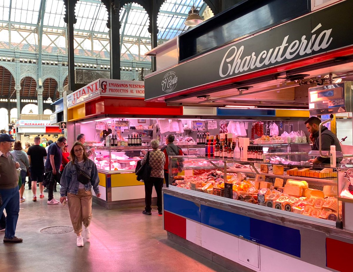 RenoirGuides's tweet photo. #Andalucía #Andalusia A busy morning in Mercado Central de Atarazanas in #Málaga which is an old-school covered market with a variety of food items &amp; several excellent #tapasbars #tapas #mariscos #pescado #vino #sherry https://t.co/n9yaawlf8G