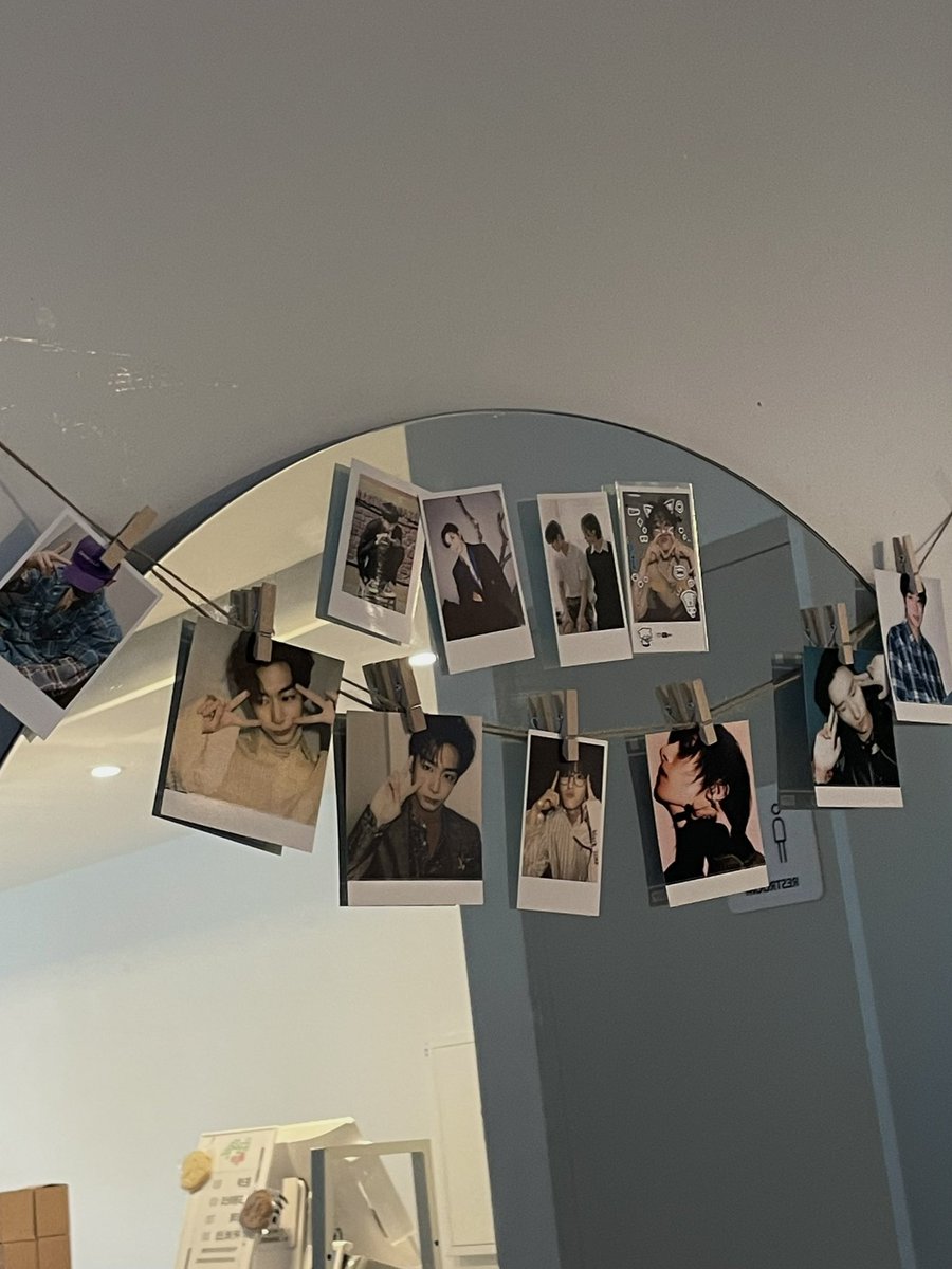 b1u2print's tweet photo. 카페 블루로그
형원이 생카를 못 가서 합동 생카 갔더니 잘생긴 사람이 두 명...행복했다 넓은 공간은 아니었는데 조각조각 잘 꾸며주셔서 구경할 게 많았음 특전 독특하고 귀여워서 완전 만족스러움
#들불처럼_타오르는_운명의_사랑
#너의_길에_모든_걸_다_배팅해 https://t.co/iKpBPknbIo