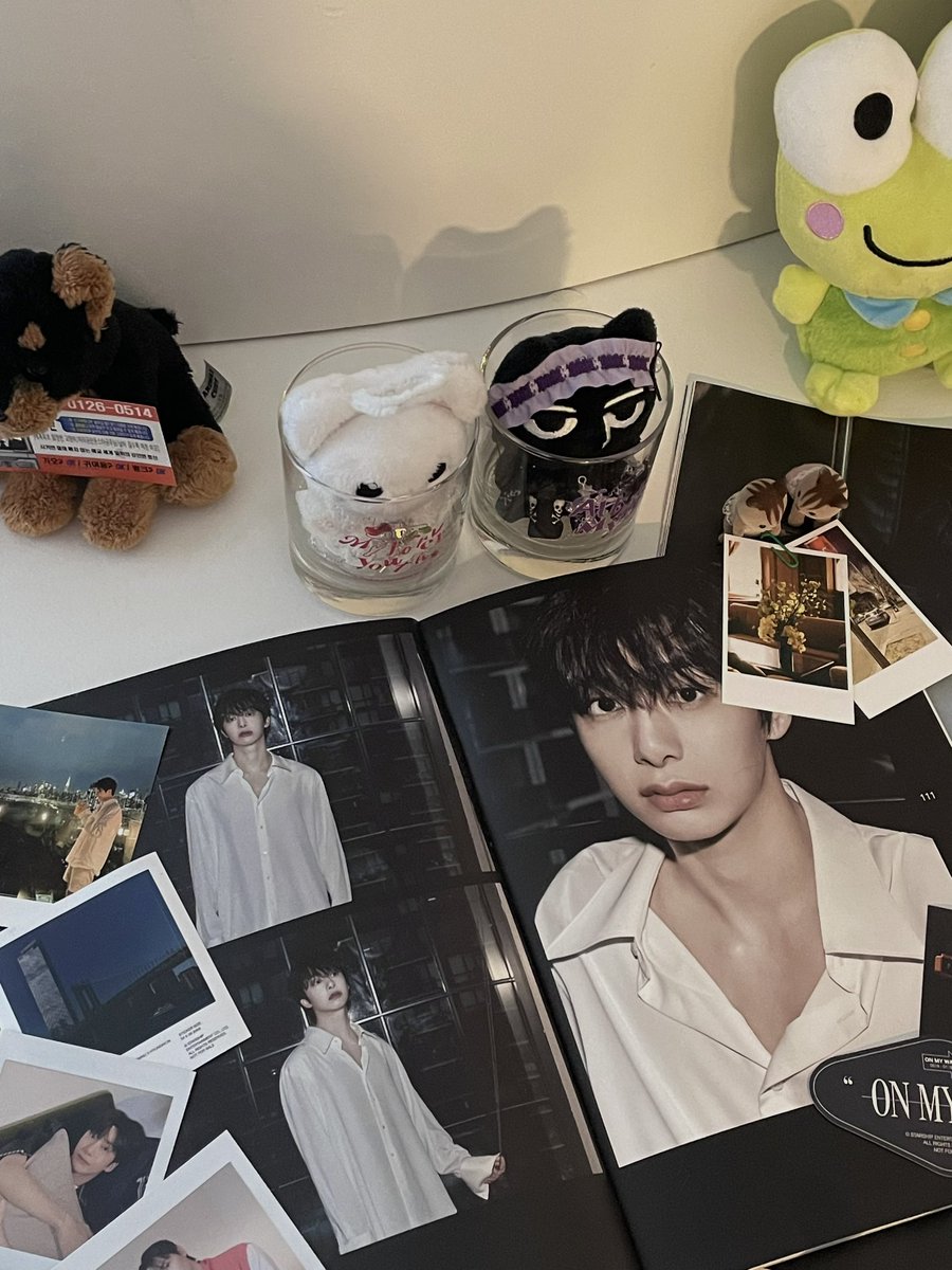 b1u2print's tweet photo. 카페 블루로그
형원이 생카를 못 가서 합동 생카 갔더니 잘생긴 사람이 두 명...행복했다 넓은 공간은 아니었는데 조각조각 잘 꾸며주셔서 구경할 게 많았음 특전 독특하고 귀여워서 완전 만족스러움
#들불처럼_타오르는_운명의_사랑
#너의_길에_모든_걸_다_배팅해 https://t.co/iKpBPknbIo