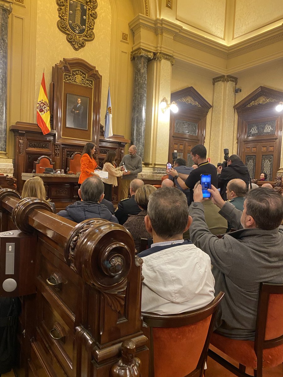 Enhorabuena a ⁦<a href="/ToniSilva74/">TSR</a>⁩ como ganador del premio Pérez Lugín de la ⁦<a href="/APCORUNA/">A. P. CORUÑA</a>⁩ entregado por ⁦<a href="/inesreygarcia/">Inés Rey</a>⁩ en el Ayuntamiento coruñés