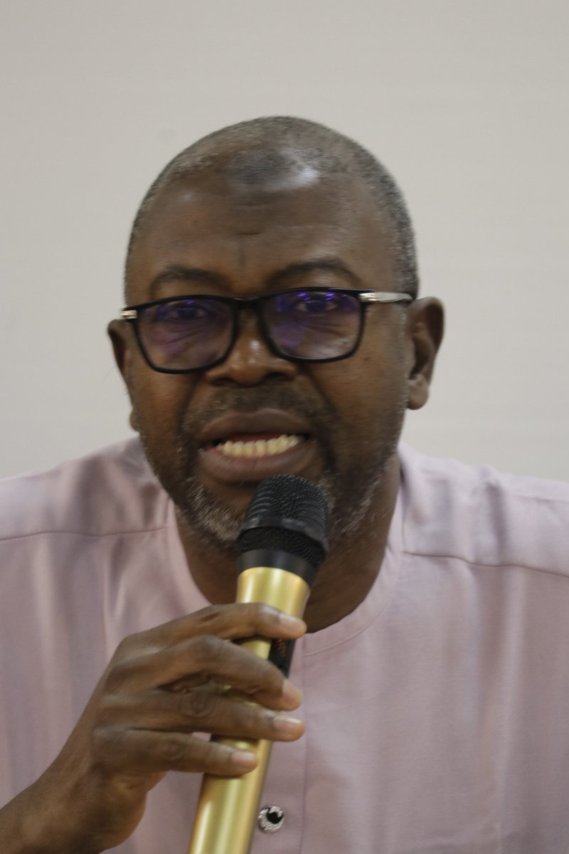 Journalist safety is paramount! 

<a href="/AkintundeAkanni/">Akintunde Akanni, PhD</a> offers valuable advice to student journalists in the #CMEDIALocalReporting training- stay alert to your surroundings, be mindful of dress code, and consider other variables based on your assignment.
#WSCIJ
