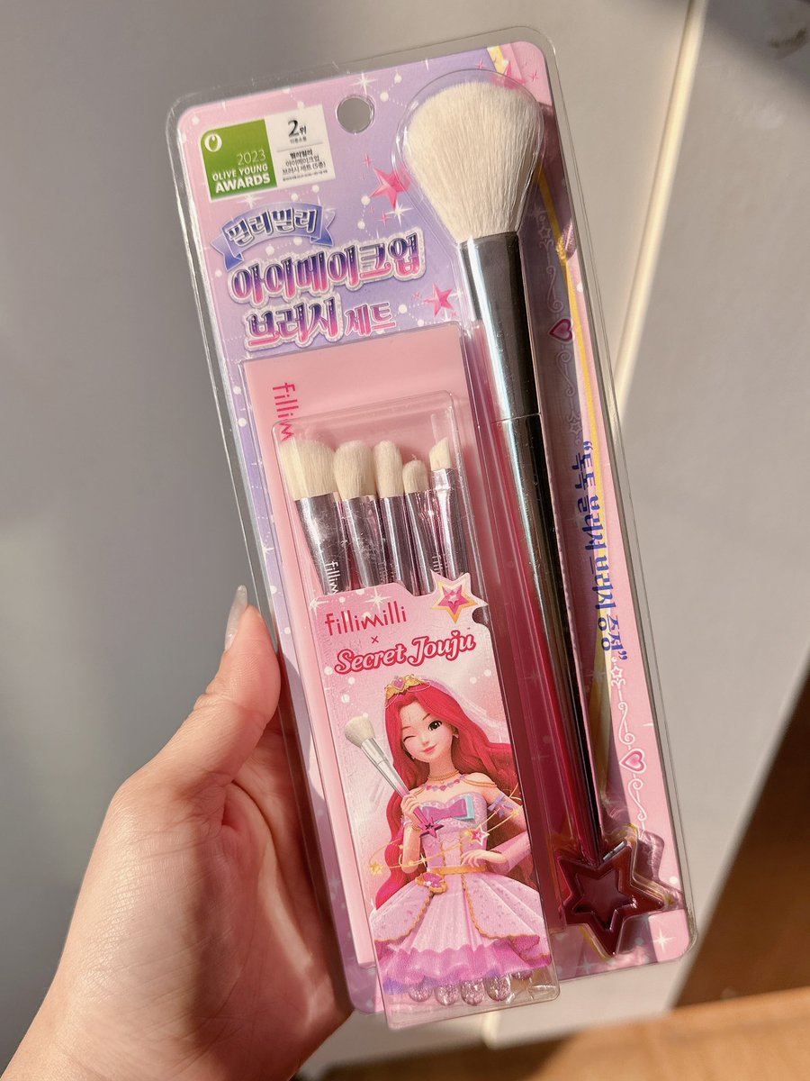 WiJupiter's tweet photo. งานตาวันนี้ใช้แปรง FILLIMILLI X SECRET JOUJU💖 แปรงนุ่มมจิกสี,กับกลิตเตอร์ดีมากก✨✨ https://t.co/xUCupulFp0
