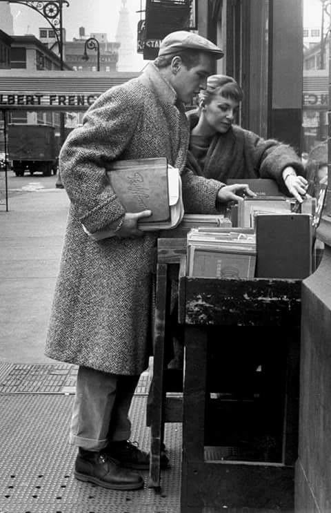 literlandweb1's tweet image. Paul Newman y Joanne Woodward comprando libros en París en la década de los 50.
En recuerdo de #PaulNewman, nacido el 26 de enero de 1925.