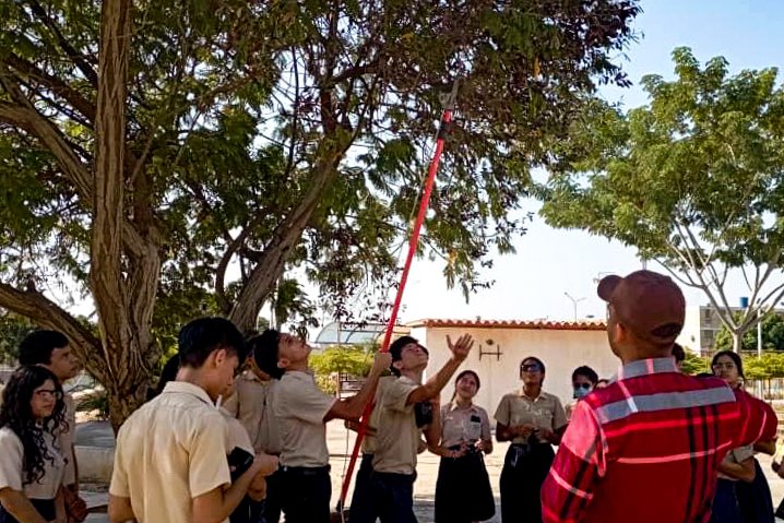 mineducacion_ve's tweet photo. En la semana de la educación ambiental, nos unimos en un canto de amor y respeto hacia nuestra madre tierra. 

Desde las aulas de Venezuela, sembramos las semillas de la consciencia en los/as jóvenes estudiantes.

#DiálogoaYDiplomacia
@NicolasMaduro
@_LaAvanzadora https://t.co/JUBOPKaZNO