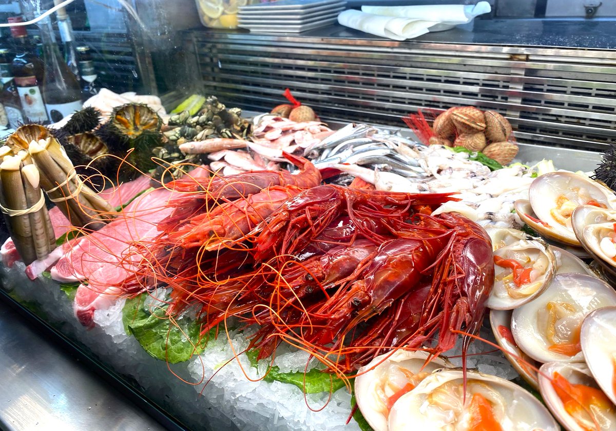 RenoirGuides's tweet photo. #Andalucía #Andalusia A busy morning in Mercado Central de Atarazanas in #Málaga which is an old-school covered market with a variety of food items &amp; several excellent #tapasbars #tapas #mariscos #pescado #vino #sherry https://t.co/n9yaawlf8G