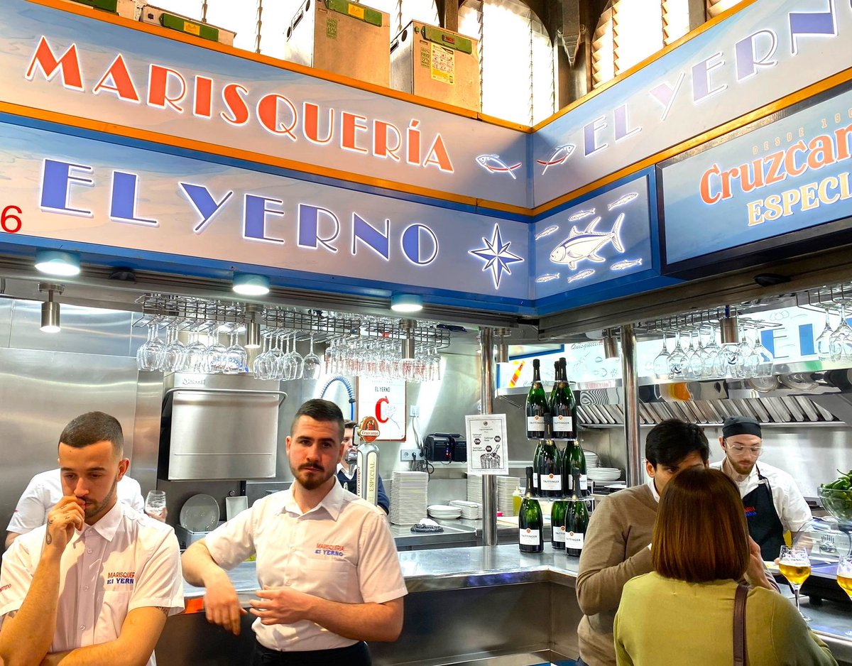 RenoirGuides's tweet photo. #Andalucía #Andalusia A busy morning in Mercado Central de Atarazanas in #Málaga which is an old-school covered market with a variety of food items &amp; several excellent #tapasbars #tapas #mariscos #pescado #vino #sherry https://t.co/n9yaawlf8G