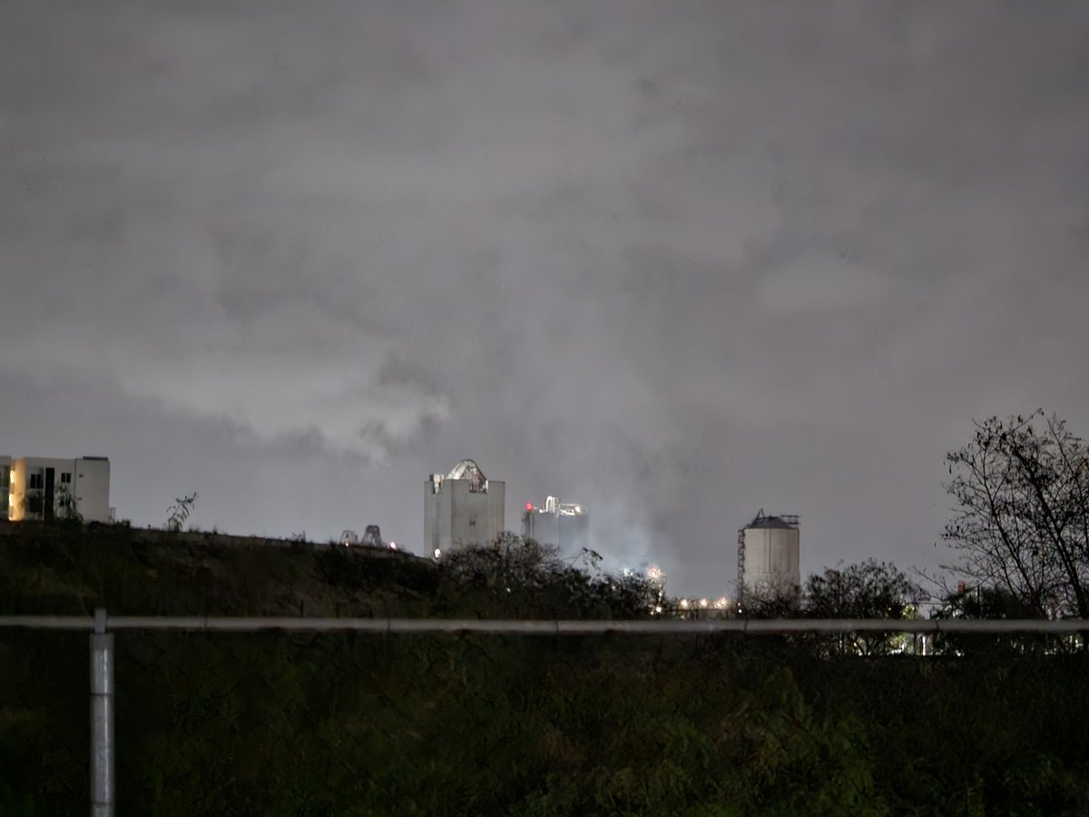 JAPAMX77's tweet photo. #cemex #contaminacion #centrika #monterrey

@nuevoleon otra vez carnita asada 🥩 aquí en la cementera de Conchello Y Ruiz Cortines

@telediariomty @info7mty https://t.co/3ZOMY8Q2P9