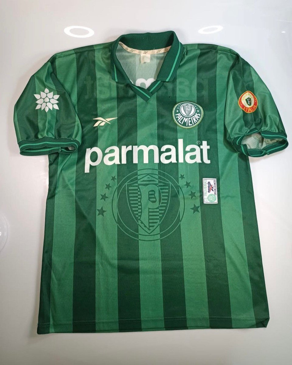 FelPlatzer's tweet photo. @mmurilodias Na verdade o primeiro escudo já apareceu na manga dessa camisa de 97! https://t.co/xXrCc3o70N