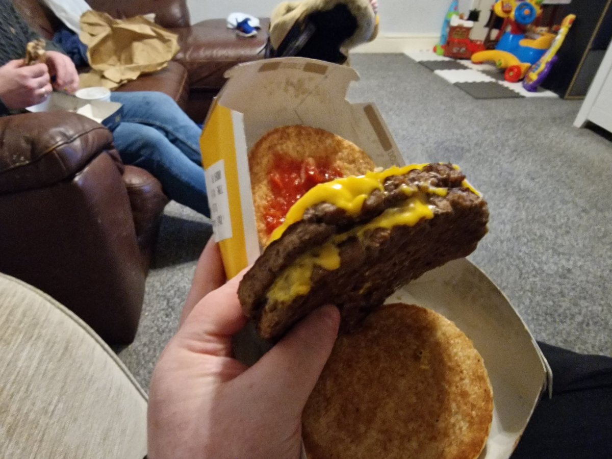 daisylu23's tweet photo. @JustEatUK hi got an order from you last night for @McDonaldsUK it was wrong again! but not been able to actually go onto app and complain with pics as it wont let me? last night and today! see if you can see the mistake? https://t.co/EhgYT07pc3