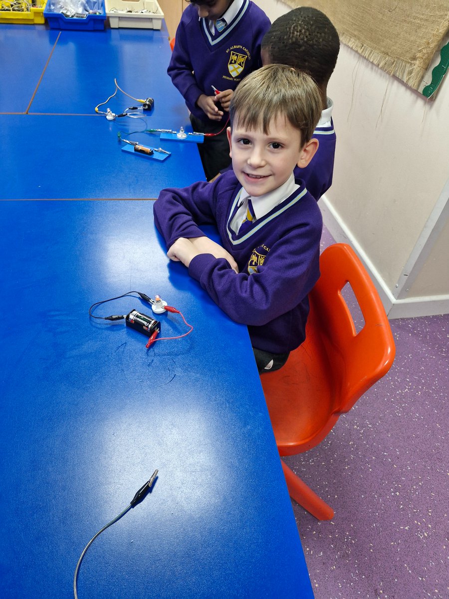 StAlbans_Sch's tweet photo. Year Two enjoyed creating circuits yesterday as part of our electricity lessons #MrsF #sci https://t.co/Ne6TCdmMIP