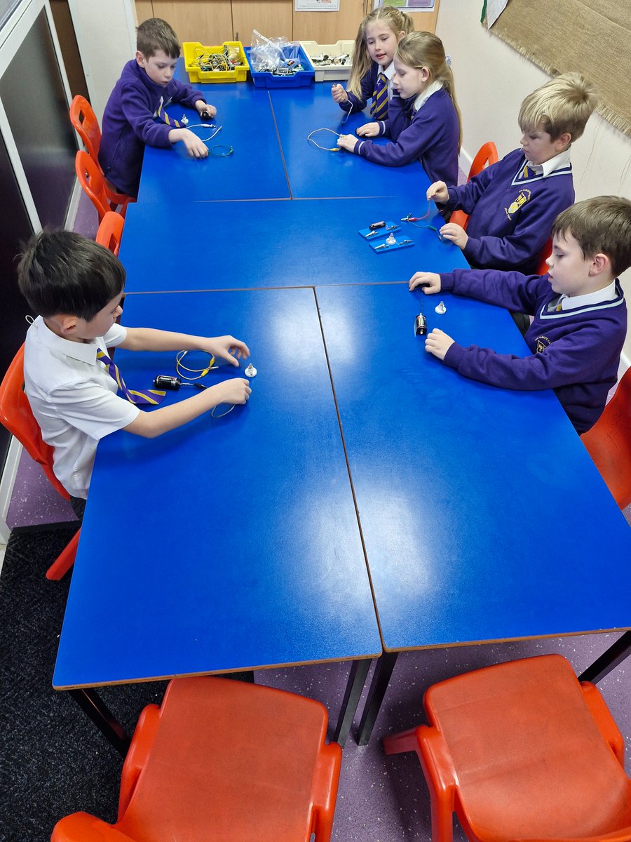 StAlbans_Sch's tweet photo. Year Two enjoyed creating circuits yesterday as part of our electricity lessons #MrsF #sci https://t.co/Ne6TCdmMIP