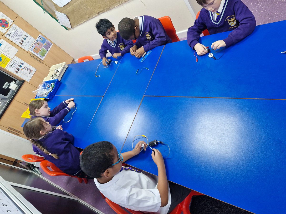 StAlbans_Sch's tweet photo. Year Two enjoyed creating circuits yesterday as part of our electricity lessons #MrsF #sci https://t.co/Ne6TCdmMIP