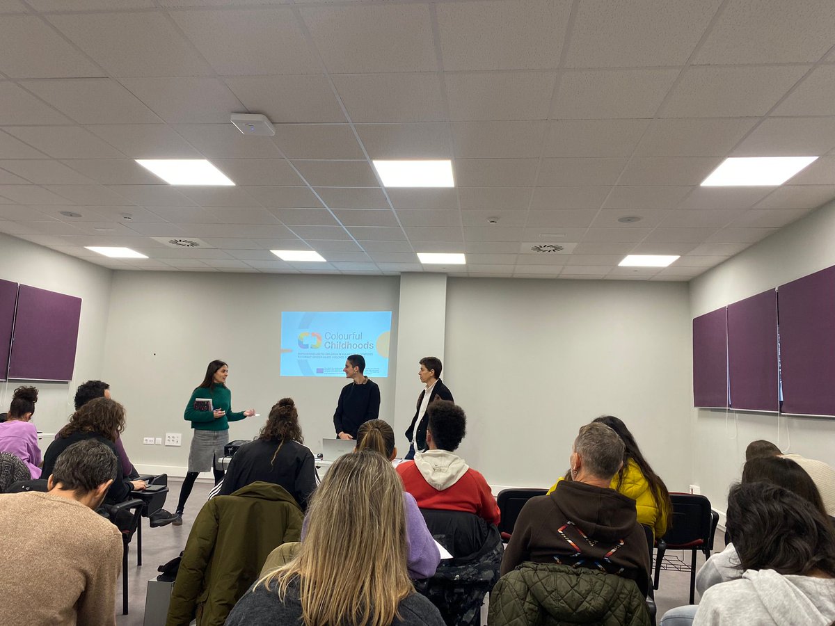 Our project partners at the Universidad Rey Juan Carlos presented the Colourful Childhoods Spanish edition on January 16th in a youth centre with social educators.
