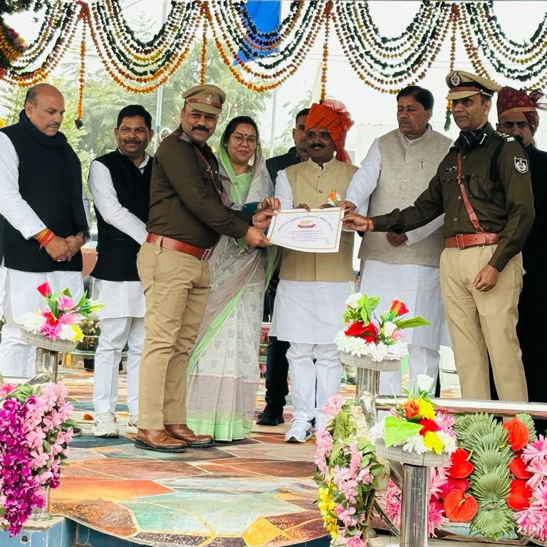 NSK10BJP's tweet photo. आज मध्य प्रदेश शासन के कैबिनेट मंत्री Rakesh Shukla जी, भिण्ड दतिया सांसद बहन संध्या राय जी के साथ भिण्ड में आयोजित #गणतंत्र_दिवस समारोह के अवसर पर उत्कृष्ट कार्य के लिए विभिन्न विभागों के अधिकारियों-कर्मचारियों को सम्मानित किया।

Dr Mohan Yadav #RepublicDay2024 #26January2024 https://t.co/TuPDfFLu40