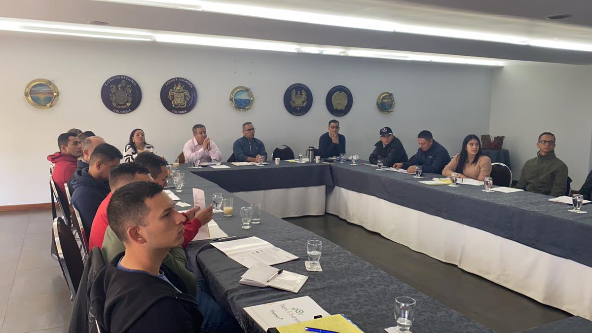 hernandomattosd's tweet photo. La Inspección General de la #ArmadaDeColombia,  se reunieron en club militar  para participar en un evento de coaching liderado por Thomas International, diseñado para fomentar el autoconocimiento y fortalecer habilidades clave durante el proceso de auditoría.

#ElAzulQueNosUne. https://t.co/oAtwsDbL4w