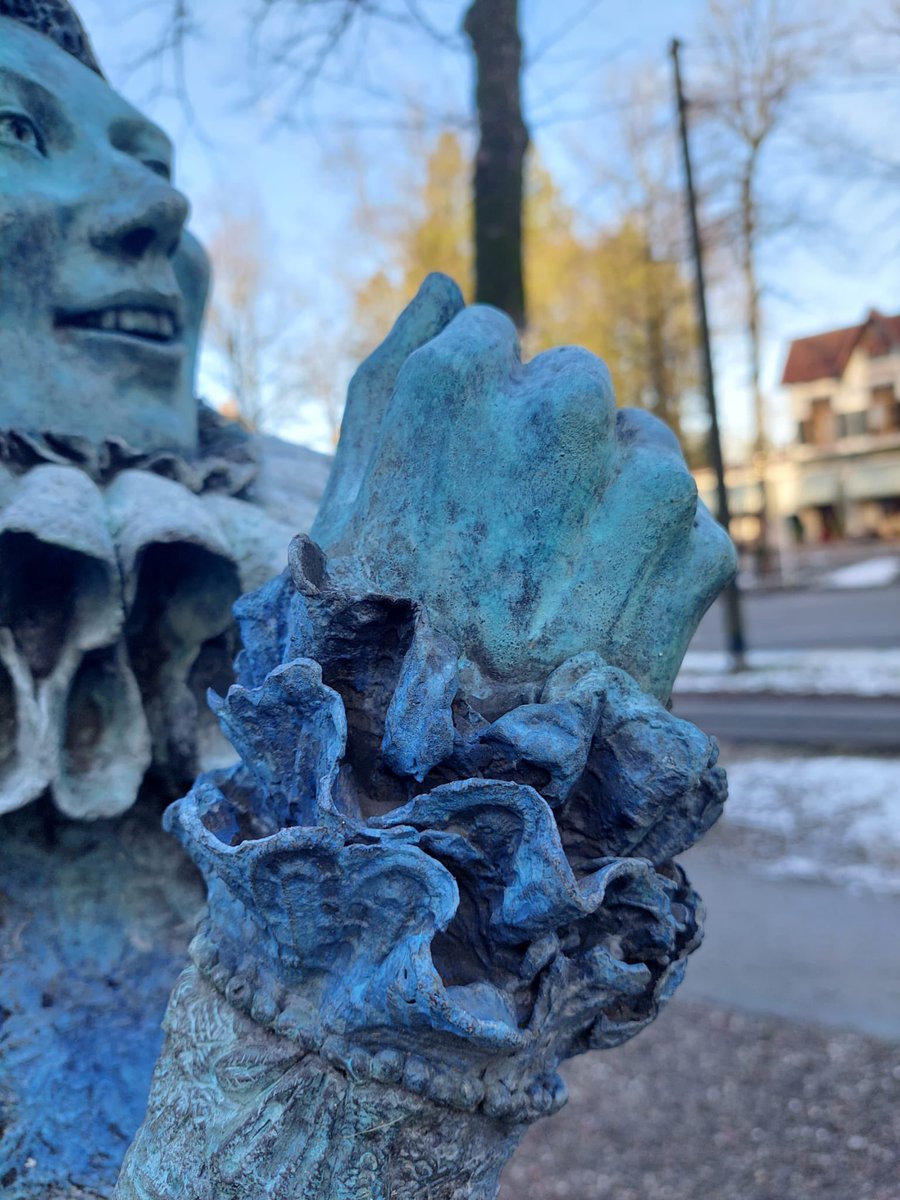 carinreinders's tweet image. Onthulling nieuw kunstwerk openbare ruimte #Apeldoorn #Lizz Tulk  ( beleidsmedewerker gemeente Apeldoorn) weer druk doende. ‘The smile of victory  door Eveline Kieskamp. Mooie toevoeging aan onze rijke traditie