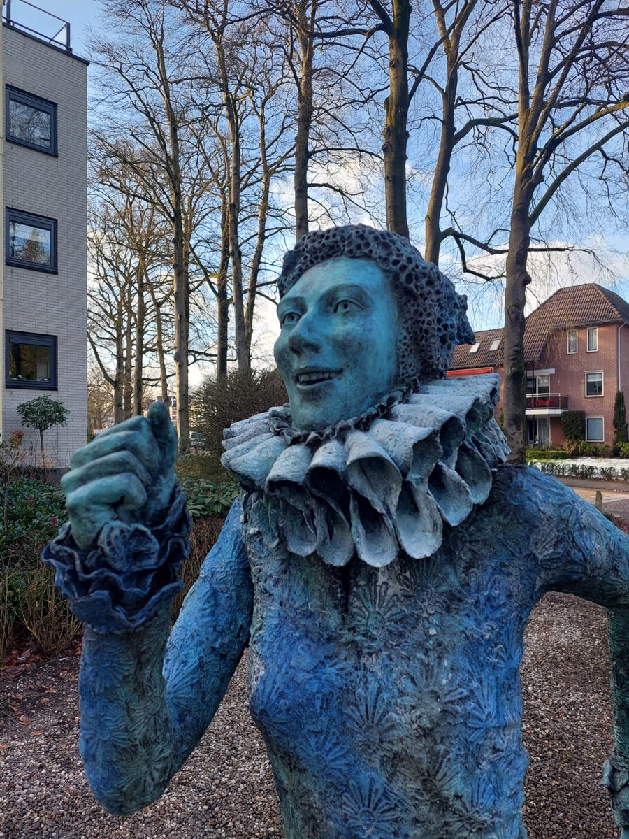 carinreinders's tweet image. Onthulling nieuw kunstwerk openbare ruimte #Apeldoorn #Lizz Tulk  ( beleidsmedewerker gemeente Apeldoorn) weer druk doende. ‘The smile of victory  door Eveline Kieskamp. Mooie toevoeging aan onze rijke traditie