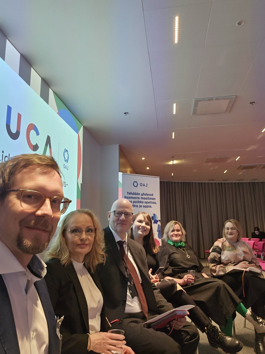 Educa 2024 korkeakoulupäivän paneelin tärkeännäköinen osallistujajoukko pureutui osaamis- ja koulutustason nostoon. @unifiry @okmfi @oajry @suomenyrittajat @Arene_ry @SYL_FIN #educa2024