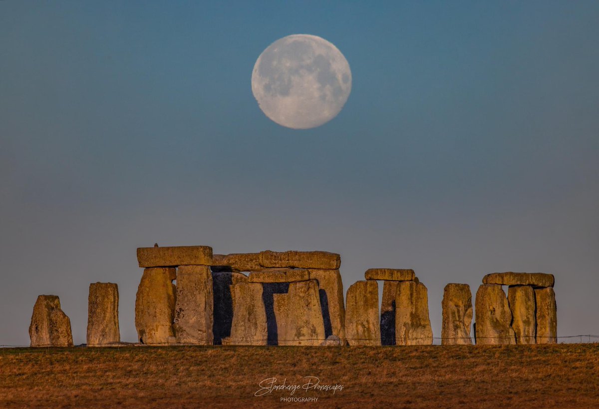 ST0NEHENGE's tweet image. The 2024 Full Wolf Moon setting at Stonehenge this morning 😍🐺🌕🌙
photo credit Stonehenge Dronescapes on FB 🙏
#wolfmoon #wolffullmoon #fullmoon #moon #winter #stonehenge #january #visitwiltshire #historical #history #astro