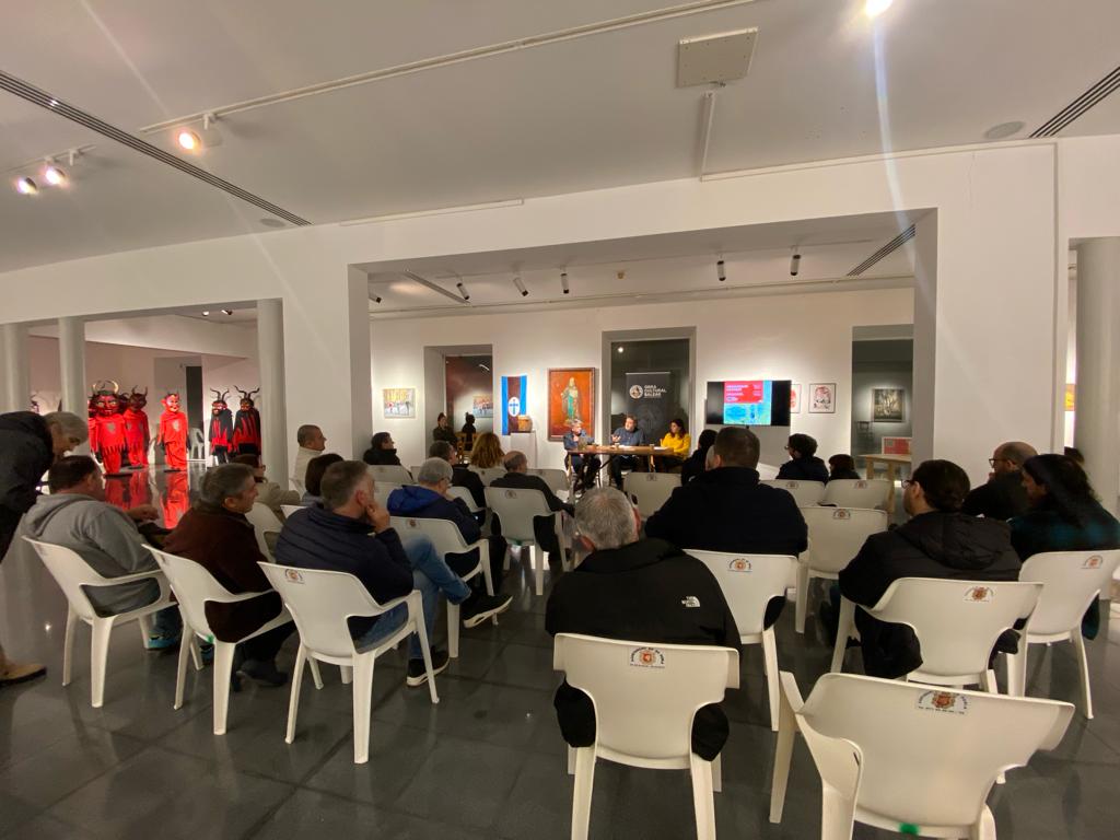 joancollet1's tweet photo. Ahir varem presentar #UnPagèsalParlament a #SaPobla. Moltes gràcies a l'#OcbSaPobla, al #batle i a totes les amigues i amics que varen voler compartir una estona xerrat de #pagesia i #política. https://t.co/OpFyPSTiLN