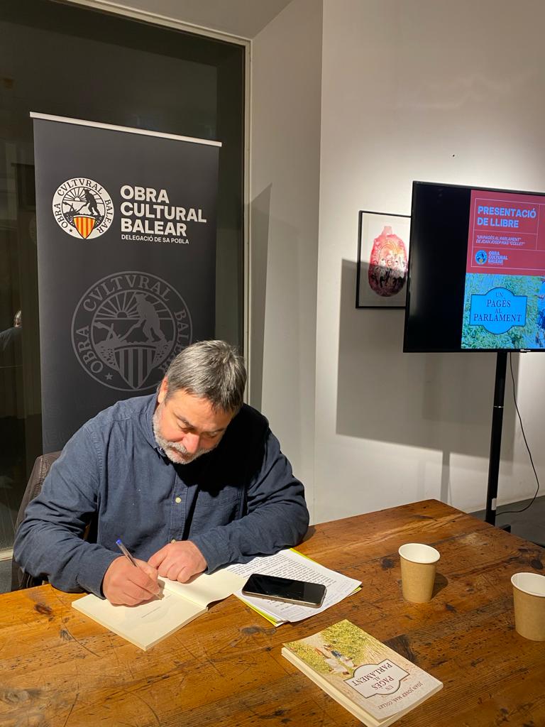 joancollet1's tweet photo. Ahir varem presentar #UnPagèsalParlament a #SaPobla. Moltes gràcies a l'#OcbSaPobla, al #batle i a totes les amigues i amics que varen voler compartir una estona xerrat de #pagesia i #política. https://t.co/OpFyPSTiLN