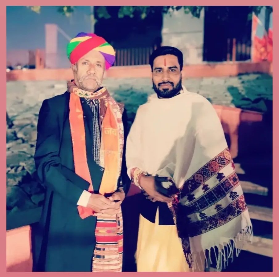 icdihelp's tweet photo. पद्मश्री अवार्डी श्री अनवर खान जी मांगणियार ज��� (राजस्थान) से प्रभुश्रीराम की जन्मभूमि अयोध्या धाम में भेंट हुई।
आपने प्रभुश्रीराम जी के रामोत्सव में बहुत सुंदर भजन सुना कर भक्तों को मंत्रमुग्ध कर दिया था।

#anwarkhanmangniyar #PranPratishtha #AyodhaRamMandir #AyodhyaDham https://t.co/44nRYWyHYM