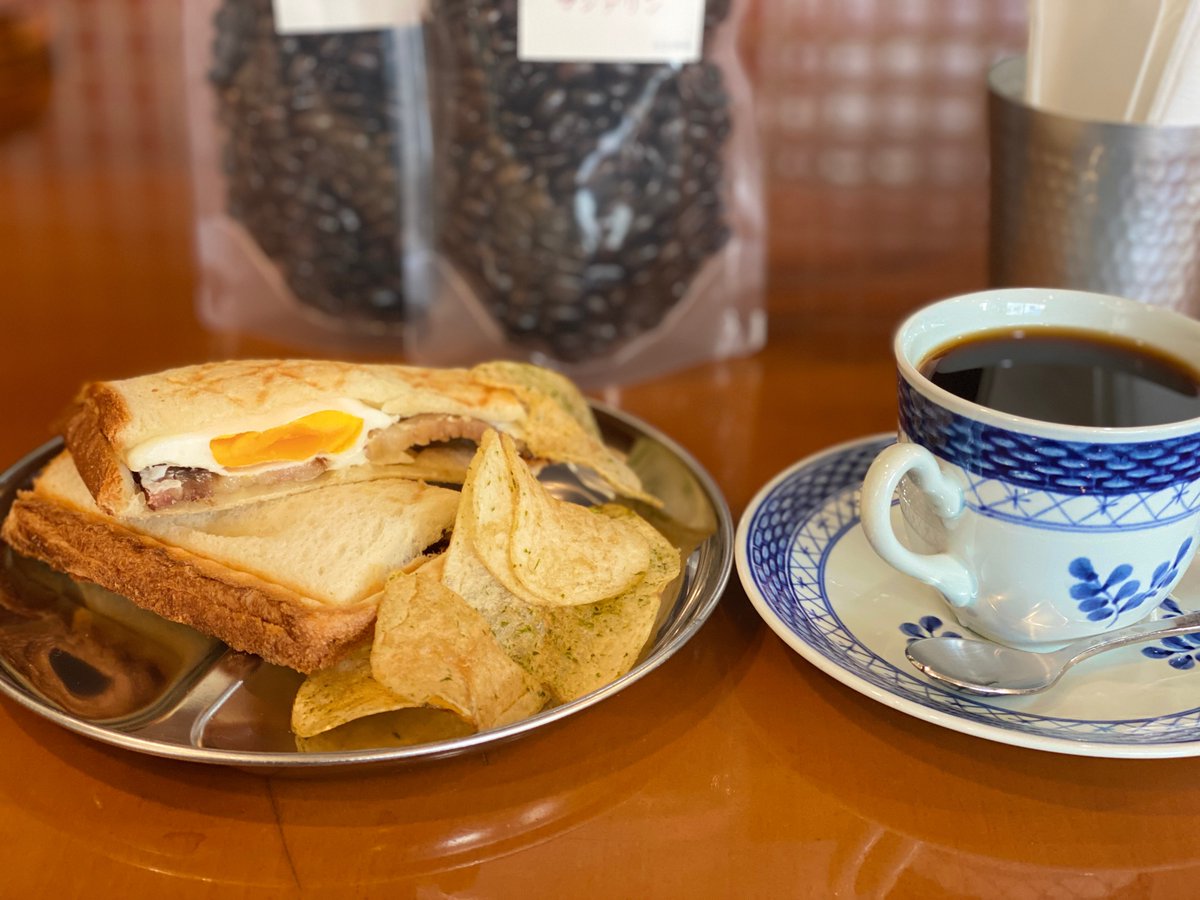 MilsDavis's tweet photo. 川合珈琲久しぶり☕深煎りマンデリンと
ベーコンエッグサンド。ベーコンは燻製を川合さん自らし、この味の為にパンの厚さも調整してるとは😊
＃NelDripCoffe
#コーヒーのある暮らし https://t.co/li8hUesP0M