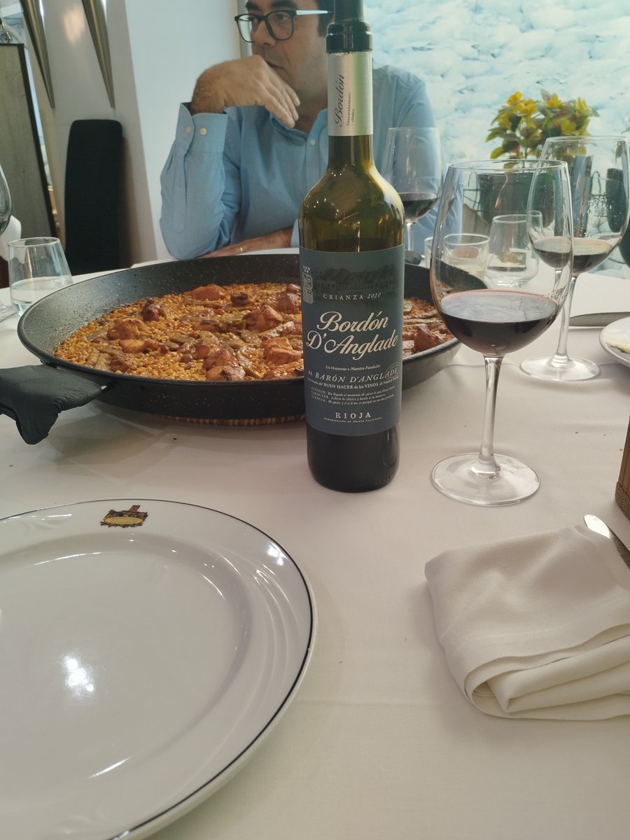 Nuestro Bordón D´Anglade Crianza en el restaurante Arrocería Levantina. ¡Un vinazo para inaugurar el fin de semana! #camarerounbordón
