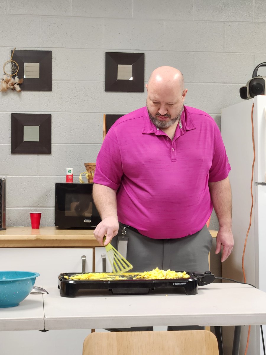 MsRobbinsBMS's tweet photo. It's that time of year again! Mr. Maxwell is serving up breakfast for the staff! https://t.co/9BBRBnfUfm