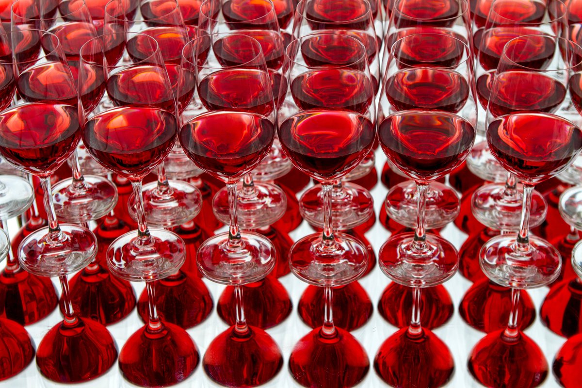 Volgende week loopt #DryJanuary ten einde. Hét moment om een maand alcoholloos afzien te vieren met een glas!

Toch telt NL op dit moment al ruim 1 miljoen probleemdrinkers. Hoe gek is het dat alcohol zo gewoon is in onze samenleving?

📻 #PubliekeTribune
🕒 morgen 15u <a href="/NPORadio1/">NPO Radio 1</a>