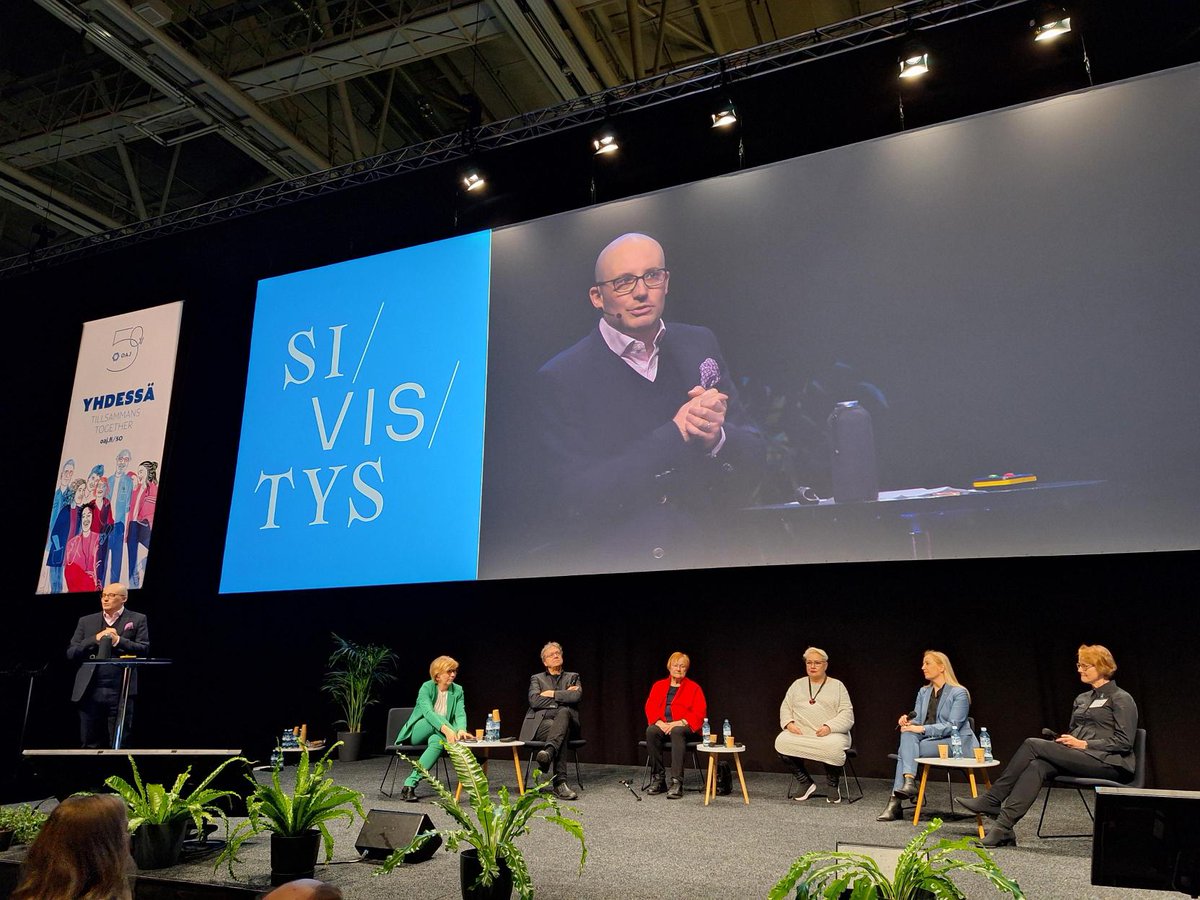 Keskustelua vetämässä ja sivistyksen pelottomia puolustajia haastattelemassa <a href="/MustReadFi/">MustRead</a> Aaro Kajaste <a href="/aaroka/">Aaro Kajaste</a> #sivistys2024 #bildning2024