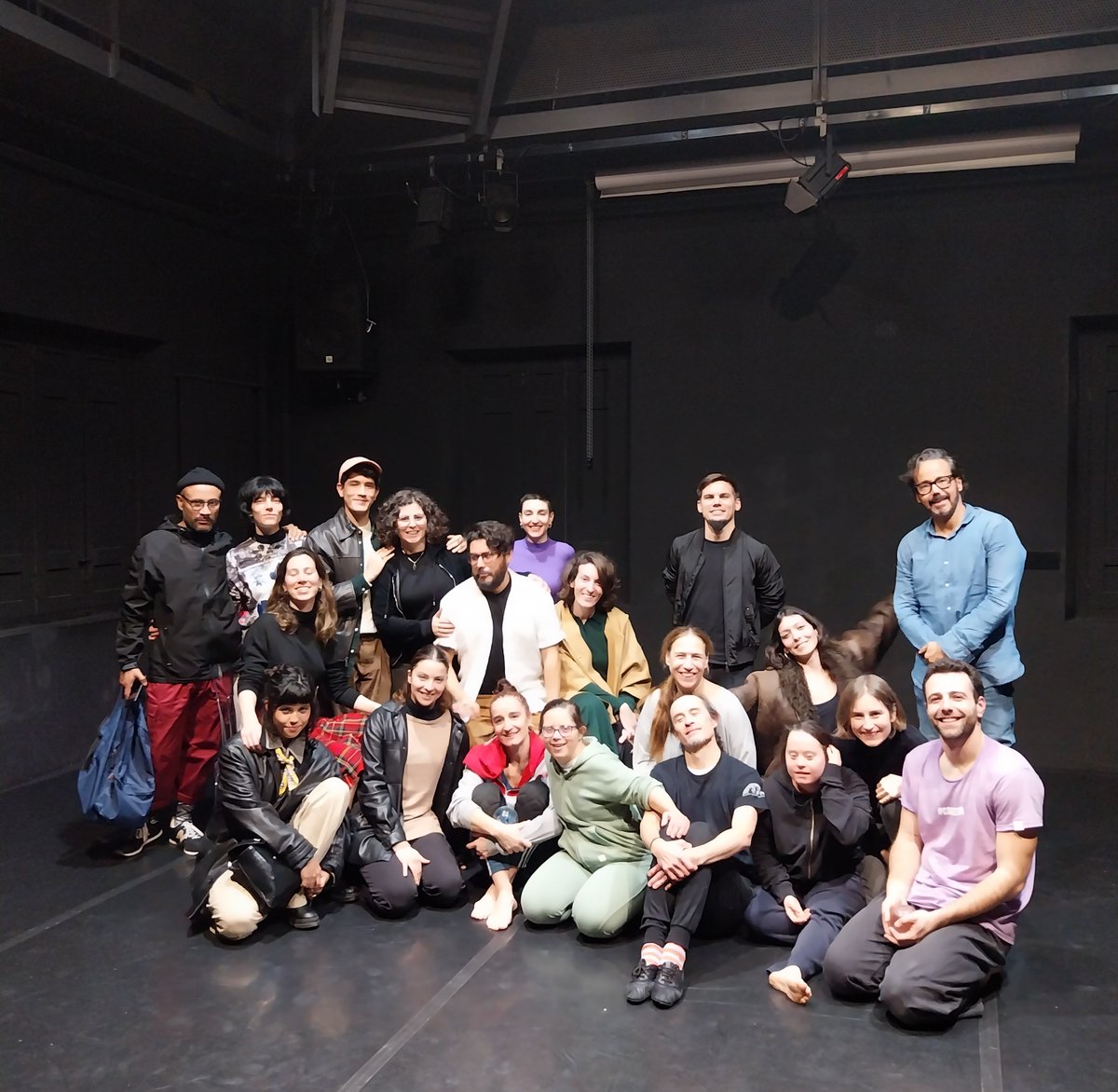 Esta semana lxs alumnxs de #MásterSUR visitaron la Fundación @Psicoballet Maite León, que lleva desde 1980 formando artistas con y sin diversidad funcional. Allí tuvieron el privilegio de asistir a un ensayo de la Compañía Fritsch. Gracias de corazón 💛 #escenainclusiva #danza