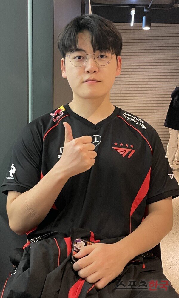 gumayusing's tweet photo. [💬 TRANSLATION - SUMMARIZED]
Jan 26, 2023
LCK Spring 2024 R1 M3 vs KT

'Gumayusi' Lee Minhyung's confidence 'T1's peak is winning Worlds, it's not the maximum yet.'
by Hankooki Sports

#Gumayusi #구마유시

Link: https://t.co/18XWUleUoW

Q. Thoughts after the match
A. It's always said that T1's peak is winning Worlds. I think that the team's peak is really high. But I don't feel like I've reached the maximum yet. I am certain that I can continuously do better.

Q. Looking back at the game
A. It's the telecom wars and also we have a connection from the 2022 Worlds Finals. Also, it's a day (scheduled) for fanmeeting So I really wanted to win, so I'm happy that we won. 

Q. About today's games
A. I worked hard for the chosen champions that I am confident in the bot lane. I was sad that I struggled against the opponents in the first set but I was relieved I could pay it back in sets 2 and 3.

Q. To end
A. I'm already on my 5th year. As usual, I want to win Worlds this year and I want to win other tournaments as well. To add, I want to work hard so that I can play perfectly in all games and (get) a personal achievement award.