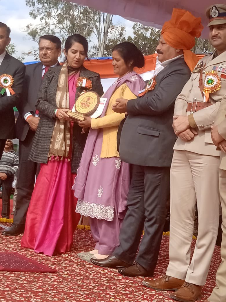 bpmchenani's tweet photo. #Republic Day Special# Today, one of our SHG member namely Shakti Devi, has received best women achievers award from Distt admn Udhampur. Shakti Devi has mobilised 625 SHG’s (approx 6250 members) in different blocks of Jammu division @MDJKSRLM @udhadm @MIB_India https://t.co/noBsZO7WDs