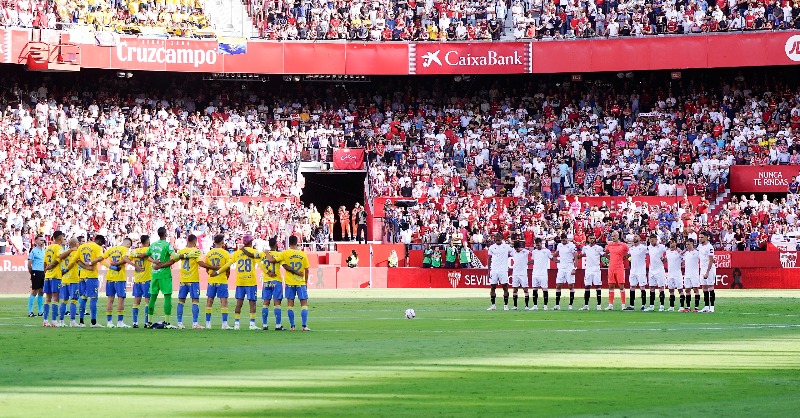 SevillaFC's tweet photo. ◼️ Minuto de silencio en todos los partidos de @LaLiga de este fin de semana por los tres sevillistas fallecidos. 

#WeareSevilla