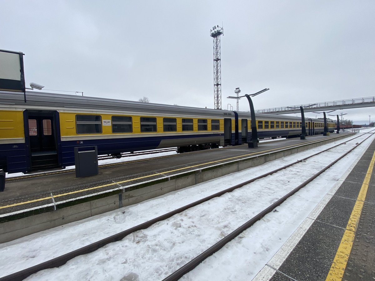 EStafeckis's tweet photo. Tēmas #vilciens un #igaunijāvisslabāk pāris bildēs. Valgas stacija. 
2 virzieni ar vilcienu. 
Uzminiet, kurš ir kurā virzienā :) https://t.co/6kFsKMqskK