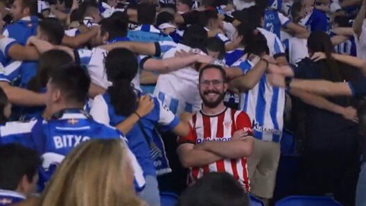 albeert5_'s tweet photo. Por qué este señor, después de que nos estuvieran metiendo un 3-0 en un partido de Liga random, se estaba descojonando? Sabrá algo que los mortales no sabemos? Quién lo envía? El 6 de Abril en la Cartuja, la resolución final. https://t.co/JHRHcPOO4g
