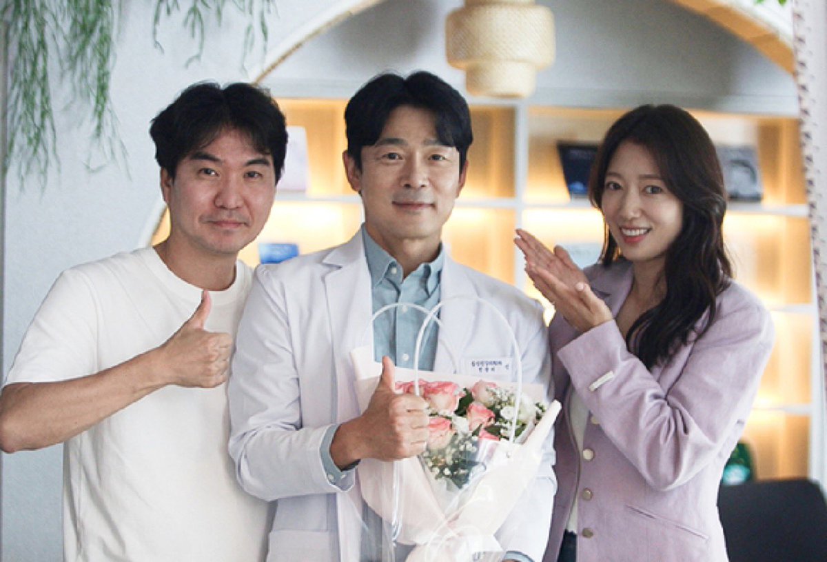 1marisone's tweet image. #LeeSeungJun special appearance in #DoctorSlump as psychiatrist due to PD #OhHyunJong &amp;amp;writer #BaekSeonWoo
Helps Ha-neul overcome her burnout 
“It's depression…a matter of whether you recognize that you're tired or not…all go thru a period of emotional exhaustion”
#ParkShinHye