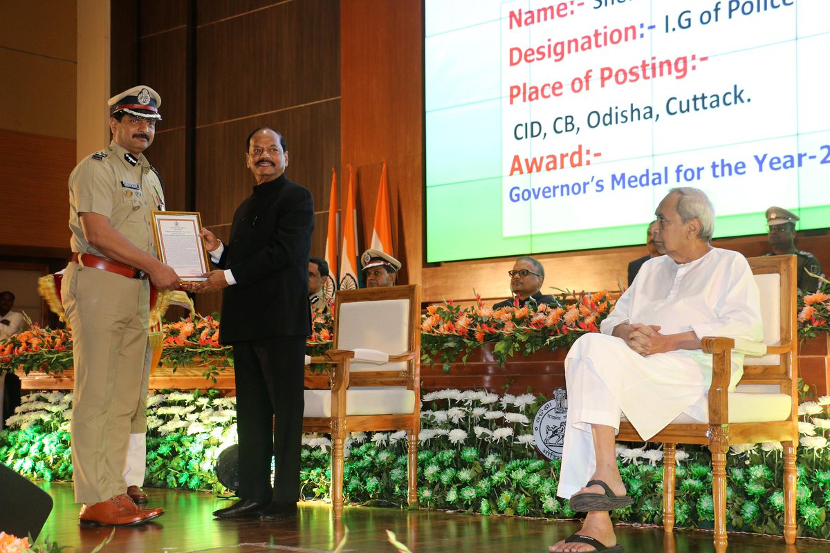 Receiving Governor’s Medal from Shri. Raghubar Das, Hon’ble Governor, Odisha in presence of Shri. Naveen Patnaik, Hon’ble Chief Minister, Odisha.